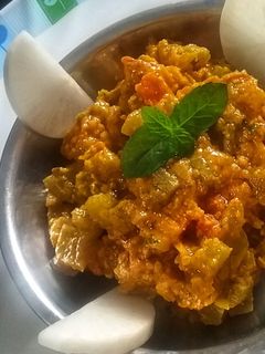 सात्विक पडवळ भाजी (padwal bhaji recipe in marathi) रेसिपी चे मुख्य फोटो