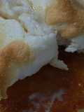 Esponja de vainilla sobre salsa de tres leches anisada coronada con merengue suizo horneado salpicado de caramelo