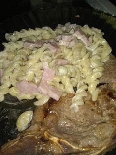 Una foto de Fideo a la crema con bife