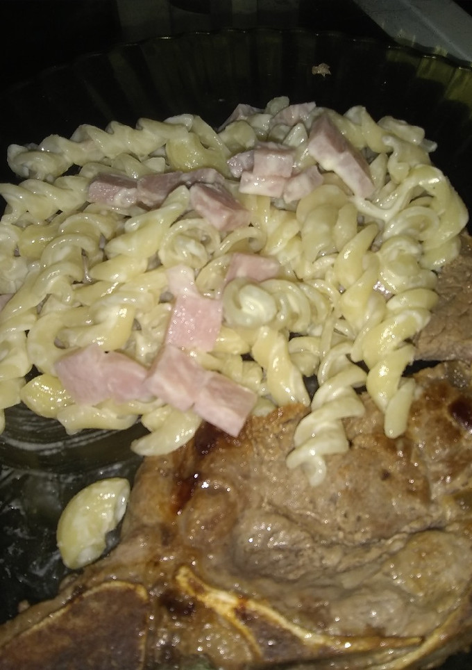 Una foto de Fideo a la crema con bife