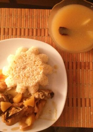 Una foto de Pollo a la manzana con postre