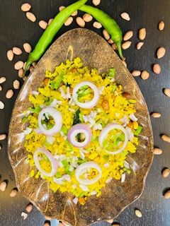 मुम्बईया कांदा पोहा(Mumbaiya Kanda Poha recipe in hindi) रेसिपी मुख्य फोटो