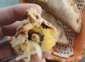 Una foto de Empanadas integrales de cebolla- naranja -pasas 🧡(⁠｡⁠･⁠ω⁠･⁠｡⁠)⁠ﾉ🥟