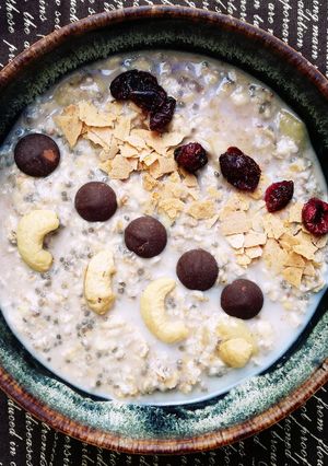 รูปของ Banana chocolate overnight oatmeal (350 kcal) อาหารเช้าคลีน
