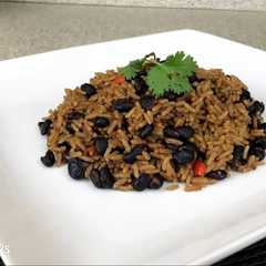 Una foto de Cómo hacer Arroz Congris Cubano con frijoles de lata en 6 Minutos