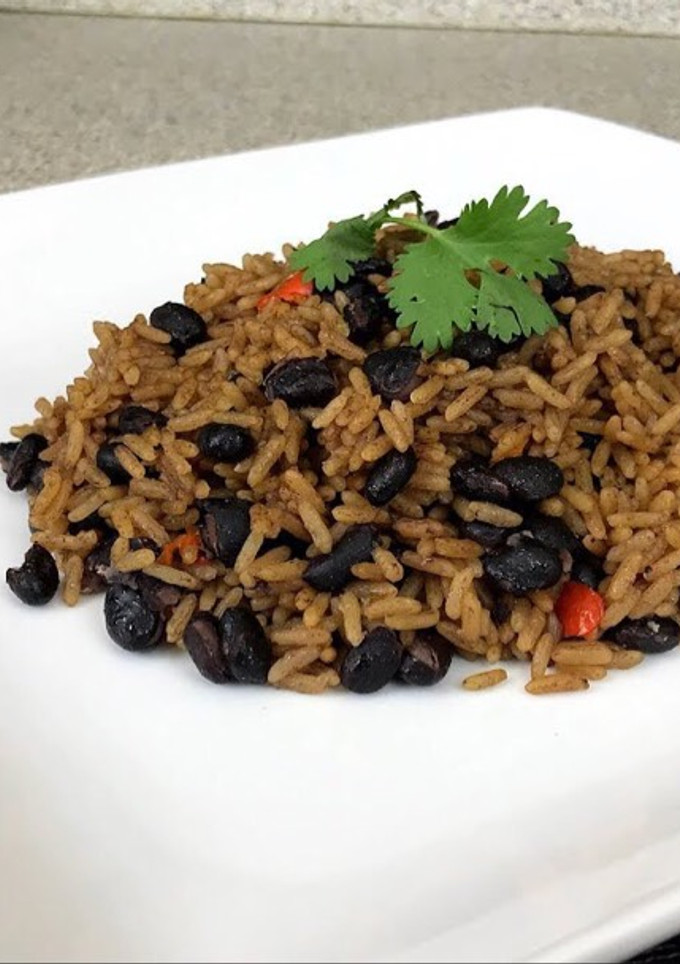 Una foto de Cómo hacer Arroz Congris Cubano con frijoles de lata en 6 Minutos