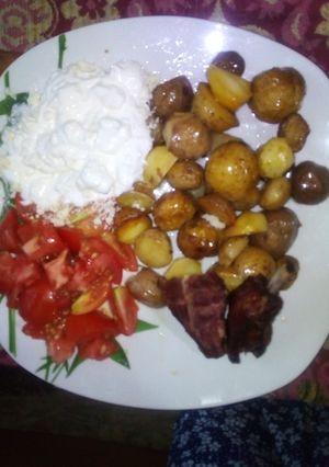O poză a rețetei Cartofi noi la cuptor cu coaste afumate.