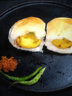 स्पेशल बटर वडापाव (special butter vada pav recipe in marathi) रेसिपी चे मुख्य फोटो