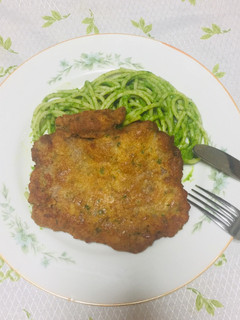 Una foto de Tallarines al Pesto con milanesas de Carne!