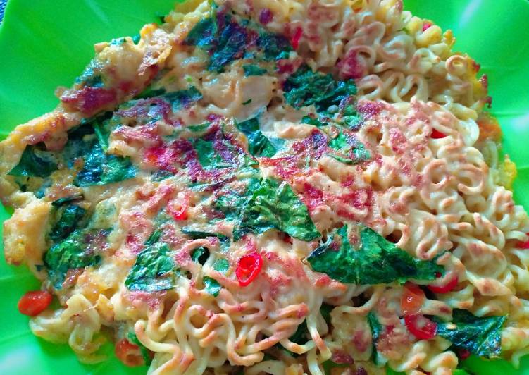 Omelet mie bayam