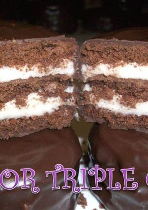 Una foto de Alfajor símil oreo triple