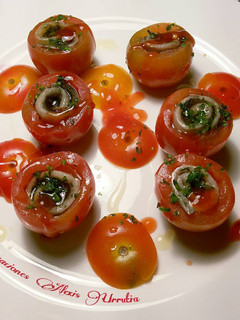 Una foto de Cherrys rellenos de anchoas caseras, con un punto de picante y albahaca