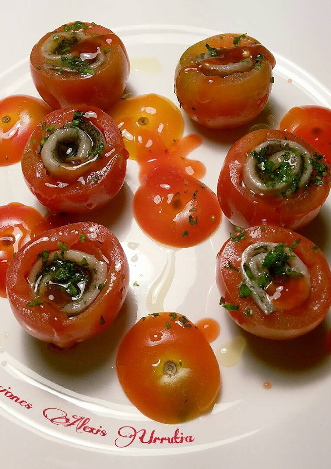 Una foto de Cherrys rellenos de anchoas caseras, con un punto de picante y albahaca