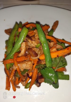 Una foto de Cerdo liso con vegetales