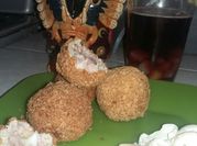 Una foto de croquetas de carne y queso