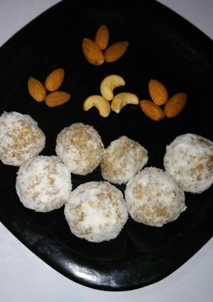 A picture of Quinoa ladoo.