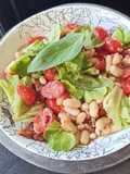 Salade de haricots blancs, tomates cerises et vinaigrette au basilic