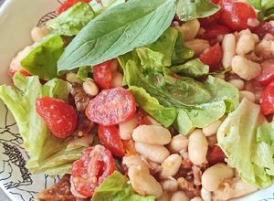 Une photo de Salade de haricots blancs, tomates cerises et vinaigrette au basilic