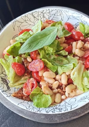 Une photo de Salade de haricots blancs, tomates cerises et vinaigrette au basilic