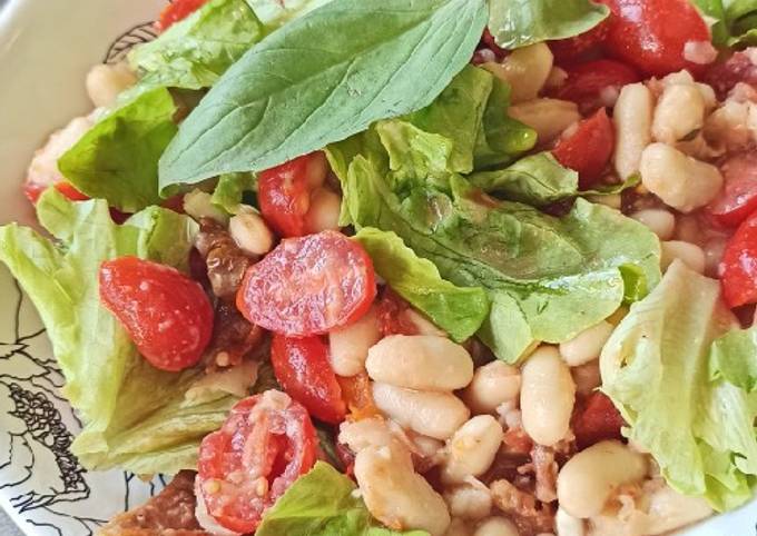 Salade De Haricots Blancs Tomates Cerises Et Vinaigrette Au Basilic De