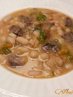 Una foto de Alubias blancas cremosas con ternera