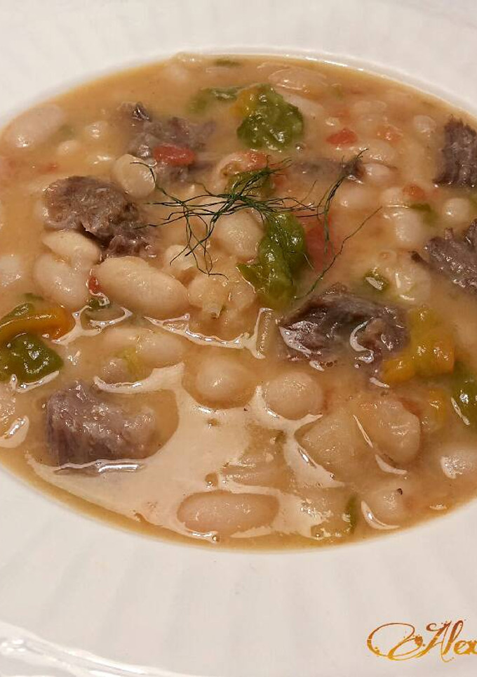 Una foto de Alubias blancas cremosas con ternera