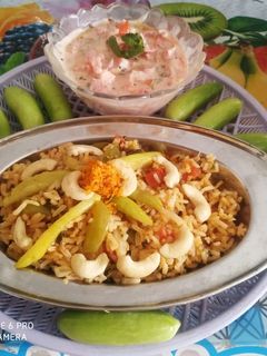 काश्मिरी केसर बिर्याणी (kashmiri kesar biryani recipe in marathi) रेसिपी चे मुख्य फोटो