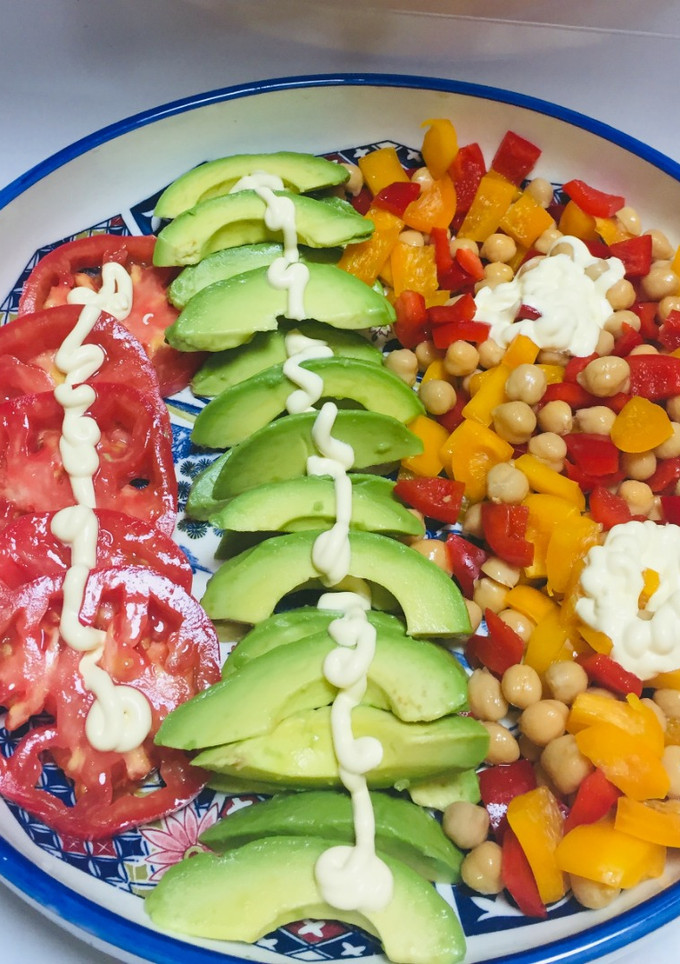 Una foto de Ensalada de Garbanzos con Pimientos, Aguacate, tomate!