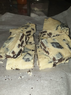Una foto de Turrón de chocolate blanco y oreo