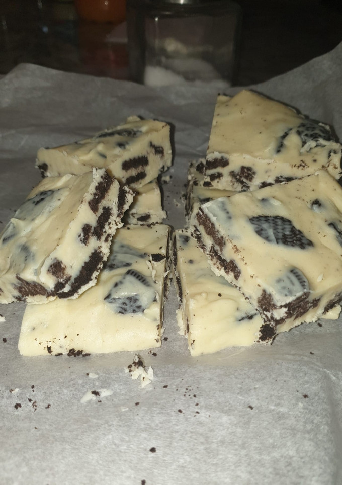Una foto de Turrón de chocolate blanco y oreo