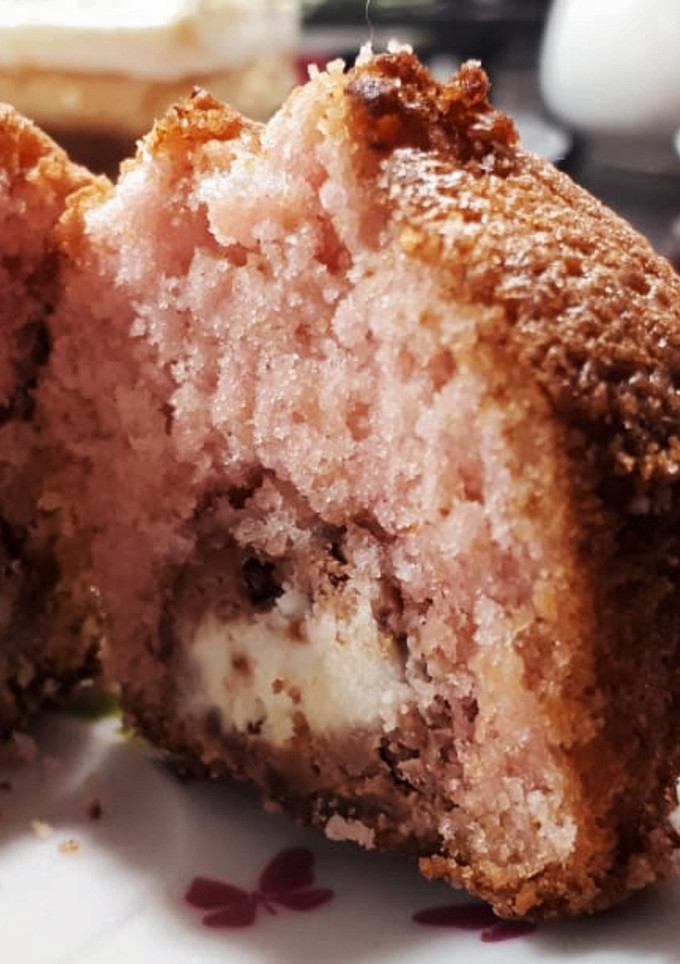 Una foto de Muffins de licor de grosella con corazón de chocolate