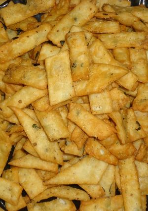 A picture of Curry Patta namakpare.