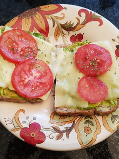 Una foto de Tostada integral...🍅🥑🥪