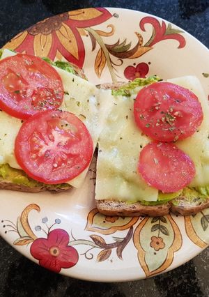 Una foto de Tostada integral...🍅🥑🥪