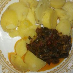 A picture of Boiling pateto with spring onion source.