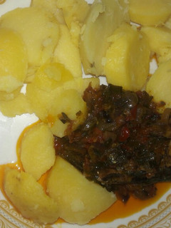 A picture of Boiling pateto with spring onion source.