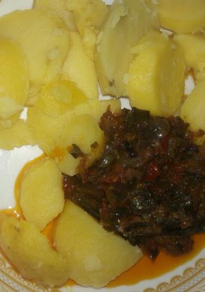 A picture of Boiling pateto with spring onion source.