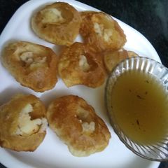 A picture of Gol gappe.