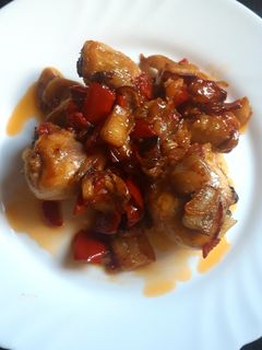Una foto de Pollo al caramelo con samfaina (pisto)