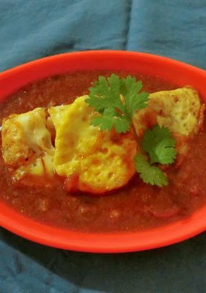 A picture of Half fry egg curry.