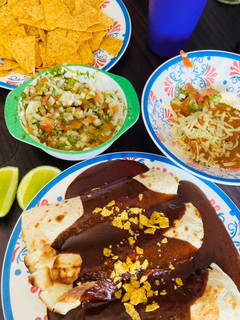 Una foto de Burritos y mole al estilo Paolita 🌮