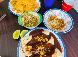 Una foto de Burritos y mole al estilo Paolita 🌮