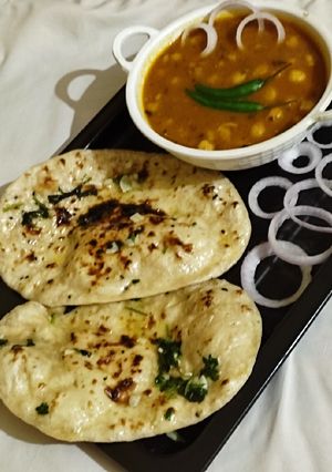 तवा गार्लिक नान (tawa garlic naan recipe in Hindi) रेसिपी मुख्य फोटो