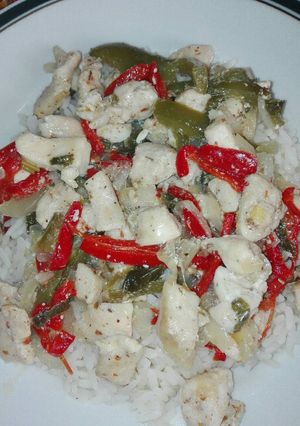 Una foto de Salteado de pollo y verduras