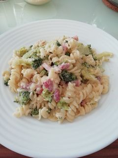 Brokkolis szalonnás tészta parmezános tejszín szószban recept fotója