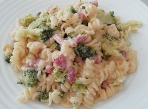 Brokkolis szalonnás tészta parmezános tejszín szószban recept fotója