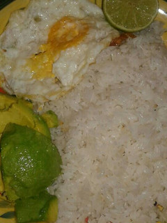 Una foto de Arroz con huevo y aguacate