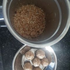A picture of Instant gur and moongphali laddoos.