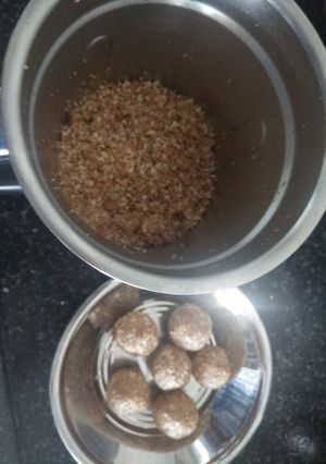 A picture of Instant gur and moongphali laddoos.