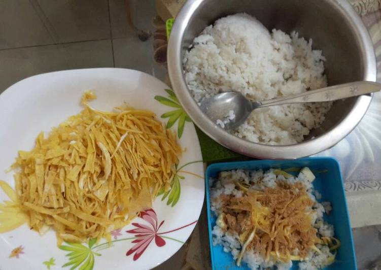Langkah Mudah untuk Menyiapkan Nasi uduk abon keju yang Enak Banget